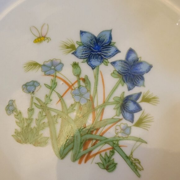 Vintage Ceramic Ashtray With Floral Design & Bee Motif White & Blue 5 Inches Dia - Picture 3 of 5